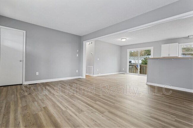 Building Photo - 1715 Birchwood Dr SE