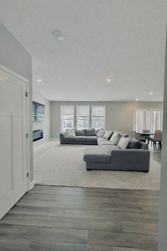 Building Photo - Beautiful New Construction 5bed 4bath Home in Otsego