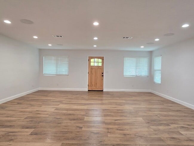 Building Photo - Spacious Single Family Home, Completed Ren...