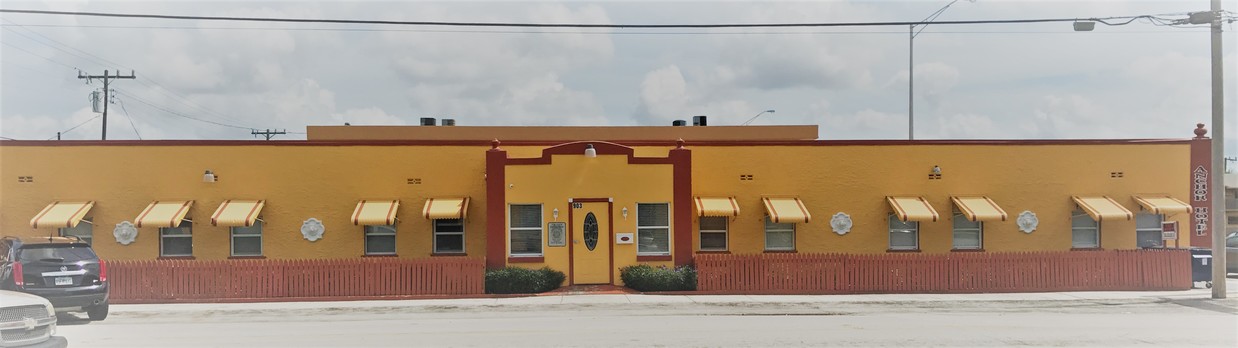 Building entrance - 903 W 1st Ave