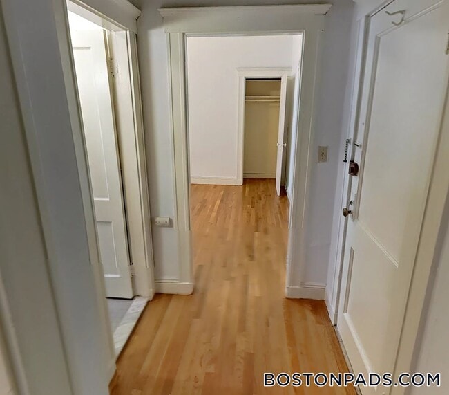 Building Photo - 137 Park Dr