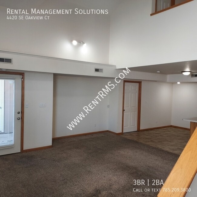 Building Photo - 4420 SE Oakview Ct