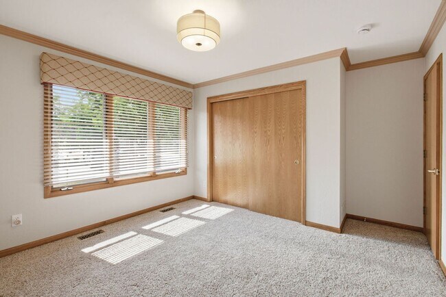 Foto del edificio - 4 Bedroom 3 Bathroom Duplex in Emerald Glen