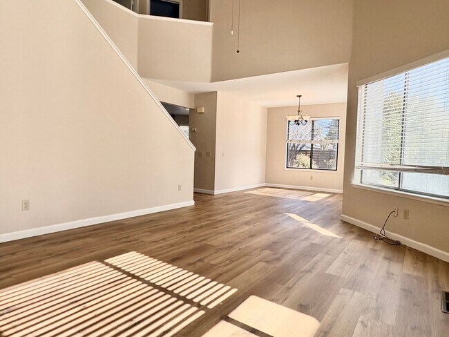 Building Photo - Beautifully Updated 3 Bed 2 Bath House in ...