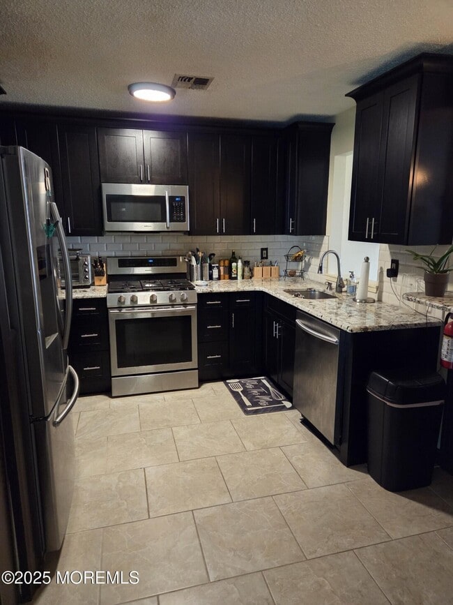 Building Photo - 207 Tulip Ln