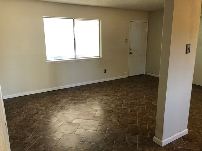 Building Photo - Charming 3 Bed 2 Bath!