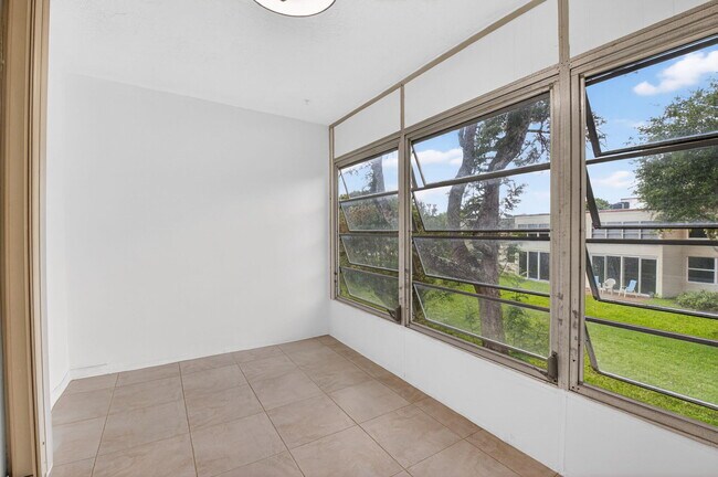 Building Photo - 10 Willowbrook Ln