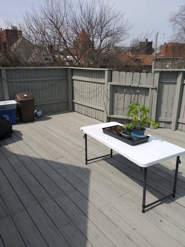 Private Deck - 5517 Claybourne St