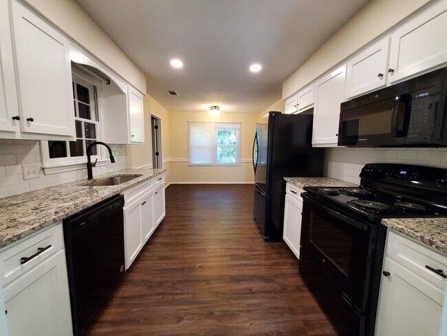 Foto del edificio - 6608 Autumnleaf Dr