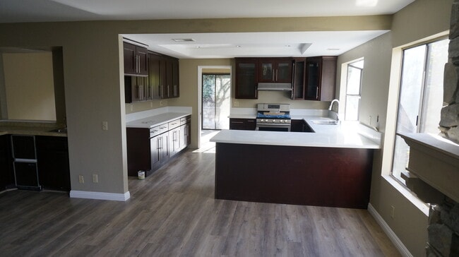 Kitchen - 16268 Glencove Dr