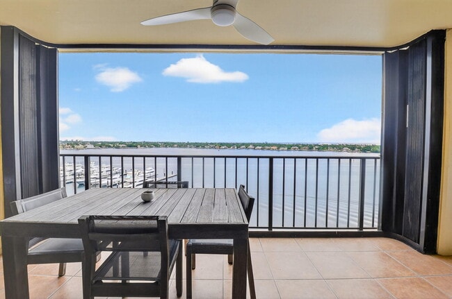 Foto del edificio - 132 Lakeshore Dr