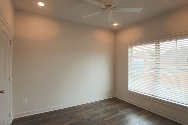 Building Photo - Luxury 3 Bedroom 2 Bath Townhomes in Bulla...