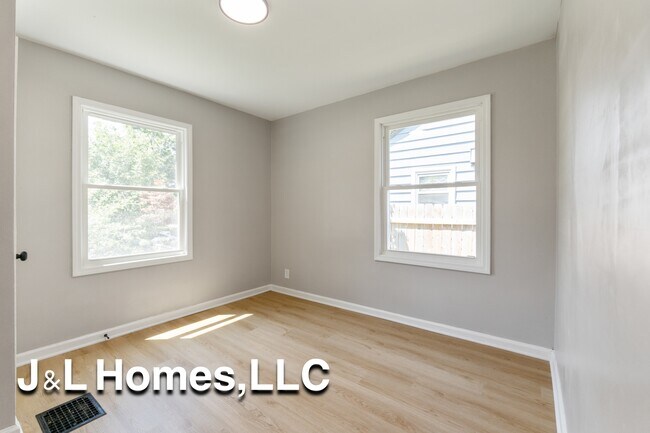 Building Photo - 568 Whitethorne Ave