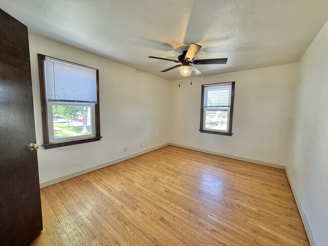 Building Photo - 300 S Maple Ave