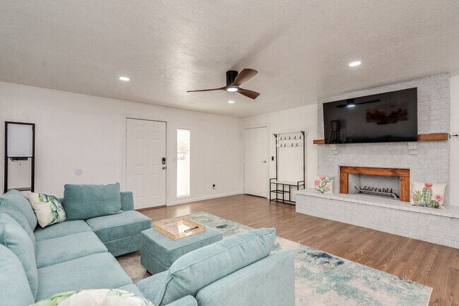 Amplia sala de estar con TV de 65' - 9870 E Celeste Dr