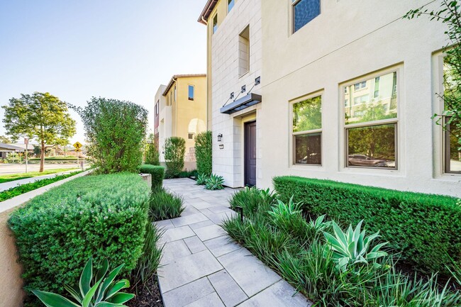 Foto del edificio - Split level floor plan on a gorgeously upgraded home