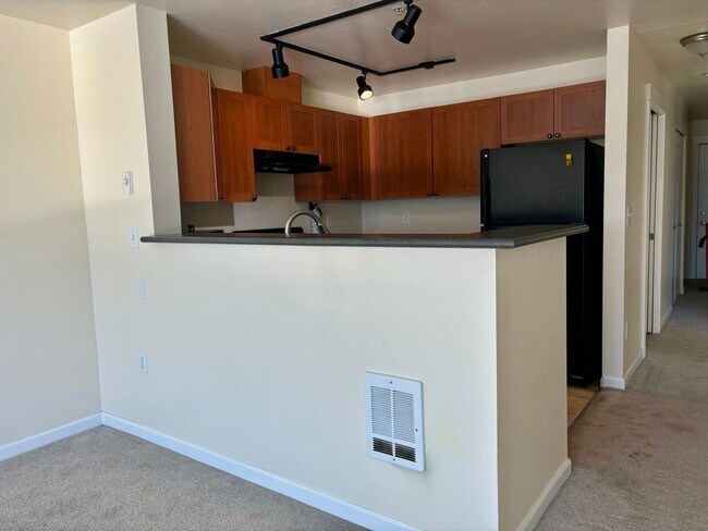 Building Photo - Top Floor West Facing 1bd/1ba Condo with S...