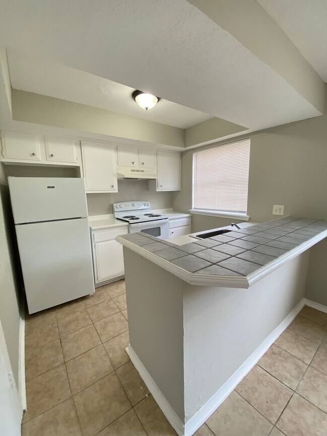 Foto del edificio - 2 Bedroom 1.5 Bath Apt at the Monterey Square Apts NW OKC