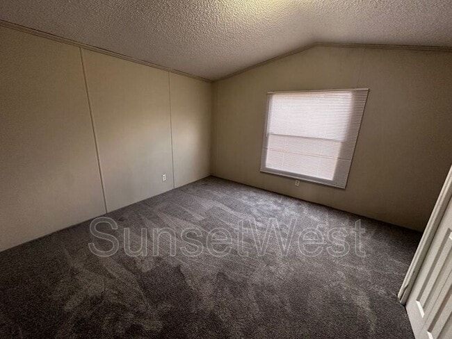 Building Photo - 4417 Rainbow Ln