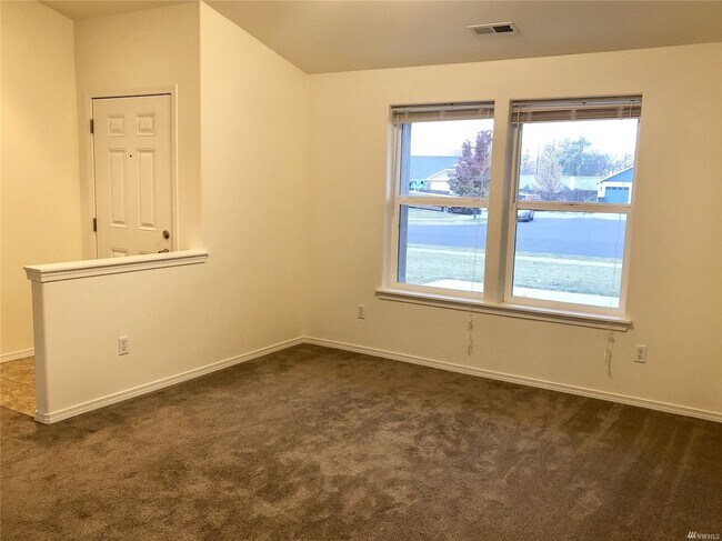 Foto del edificio - 3 Bedroom, 2 Bath house with attached 3-ca...