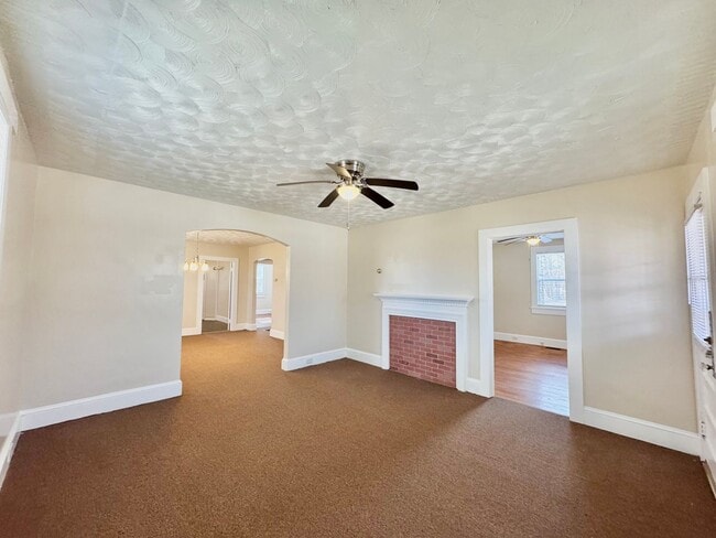 Building Photo - Adorable South Hill Charmer Waiting for YOU!