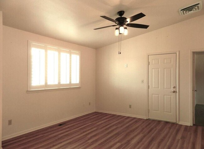Building Photo - Lovely 3 bedroom, 2 bathroom house with a ...