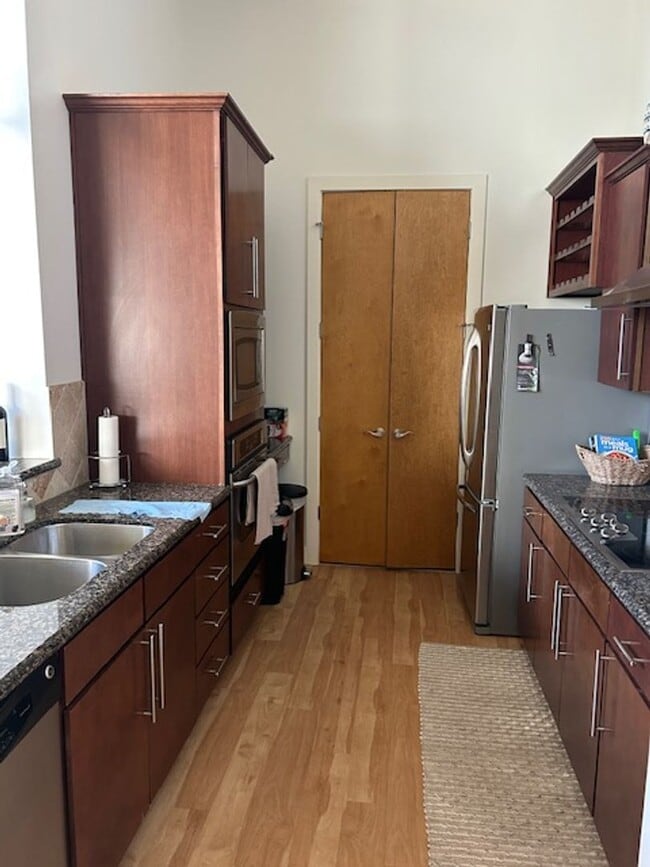 Building Photo - Fully Furnished, Awesome 1 Bedroom 1.5 Bath Condo in Excellent Location