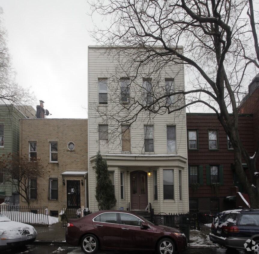 Building Photo - 110 Huron St