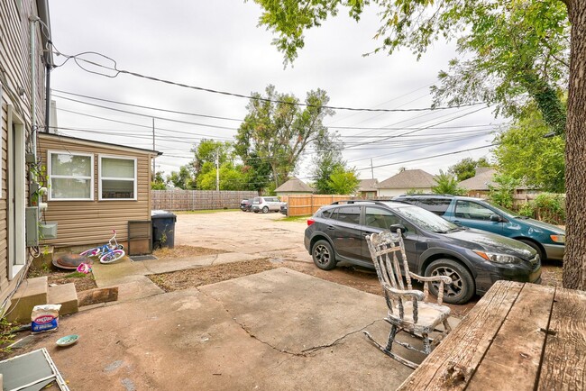 Building Photo - Exquisite 1 Bedroom Brownstone Apartment Steps Away from The Plaza District!