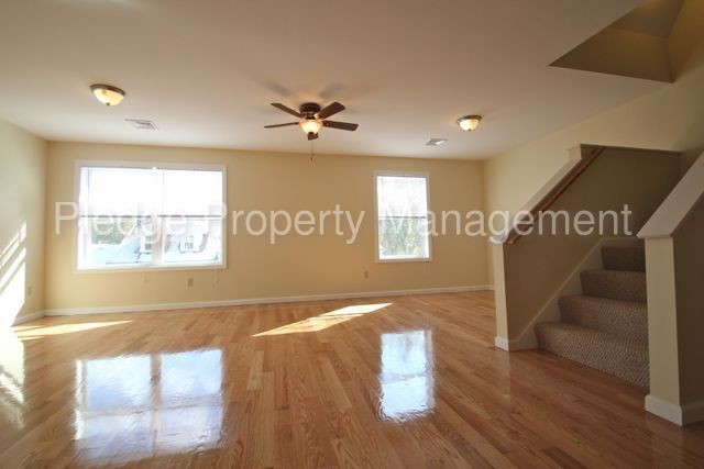Building Photo - 202 River View Ln