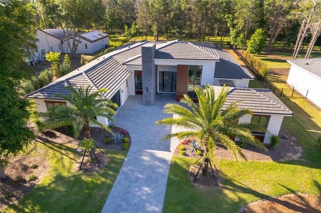 Building Photo - 15210 Pendio Dr