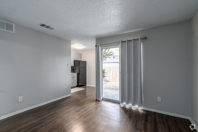 1BR, 1BA - 420SF - Living Room - Colony Creek Apartments