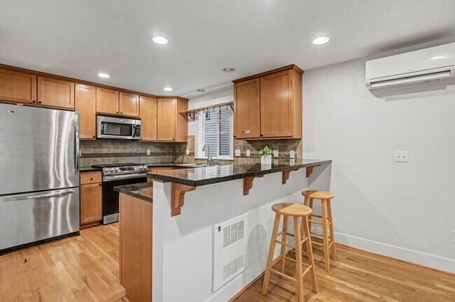 Building Photo - Move in ready refreshed 3 bed 2.5 bath town home