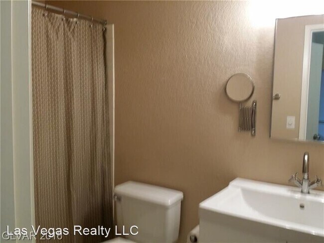 Building Photo - 1 br, 1.5 bath House - 530 Elm Dr. #206