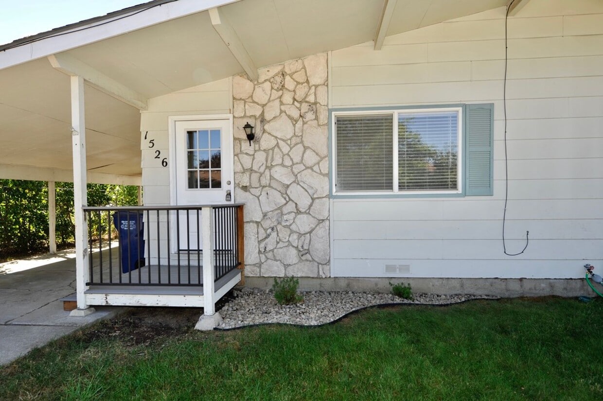 Primary Photo - 1526 E Mary Ln