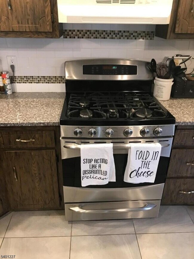 Building Photo - 18 Hilton St