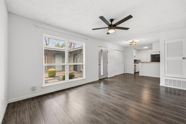 Foto del edificio - 11301 Oakwood Dr