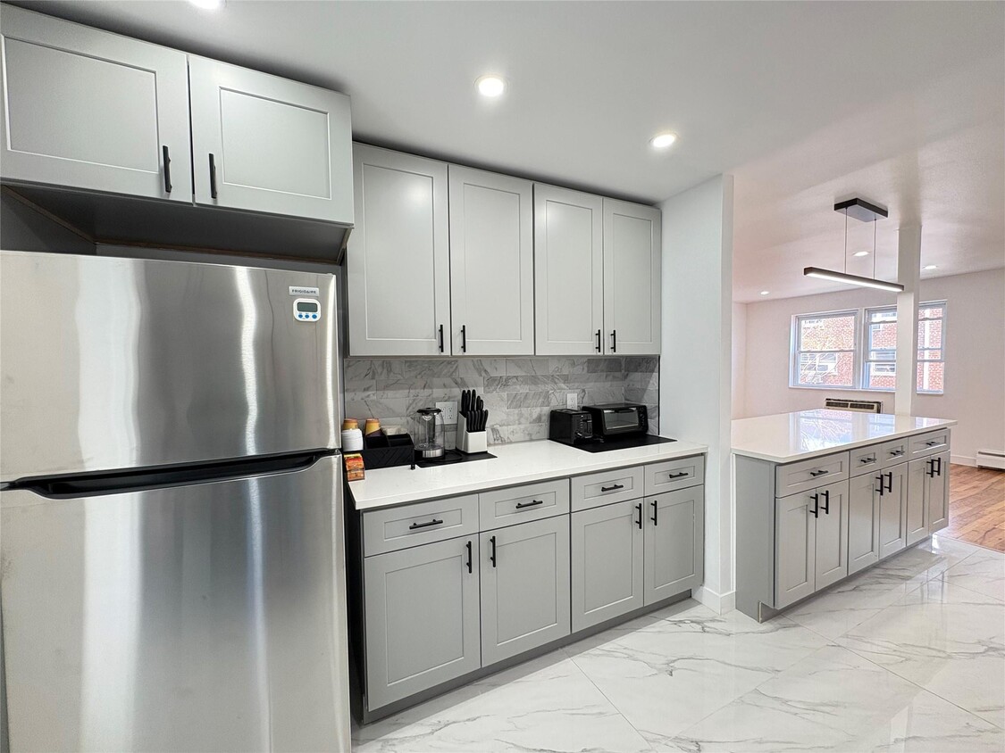 Foto principal - 1041 E 80th St