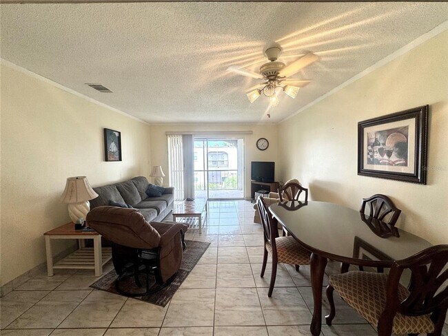 Foto del edificio - 7701 Starkey Rd