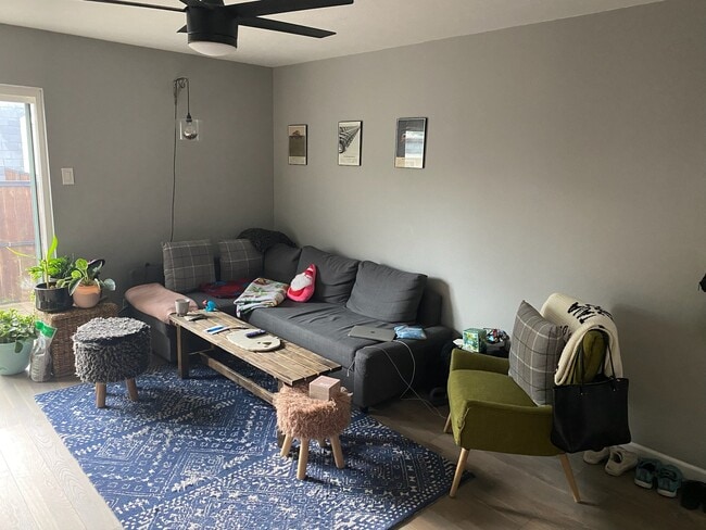 Living room - 513 W Lookout Dr