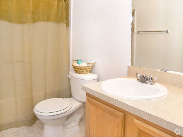 Primer cuarto de baño - Sweetwater Point Apartments