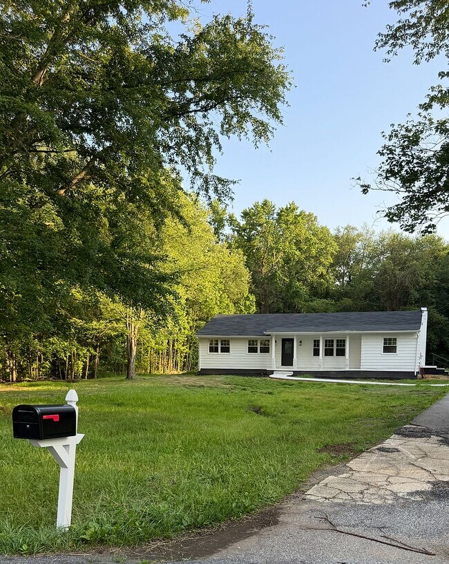 Foto del edificio - 2238 Lockwood Chapel Rd
