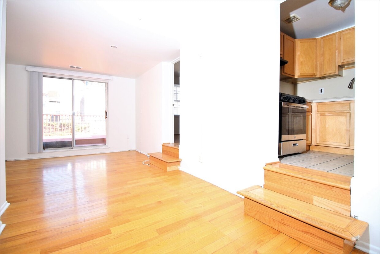 Primary Photo - Sunny 1 BR w/ Lg Private Deck & Updated Fe...