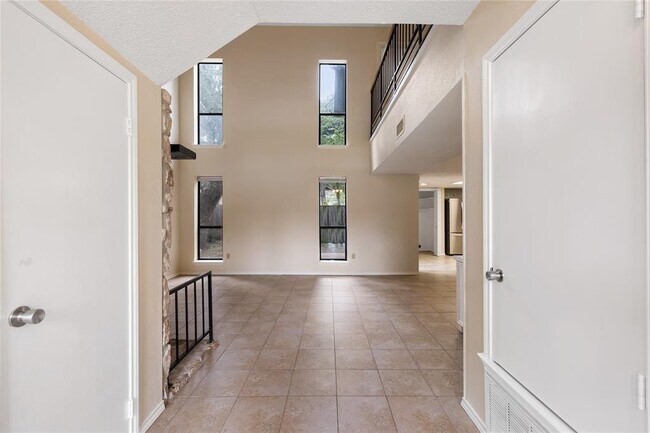 Foto del edificio - 4010 Cima Serena Dr