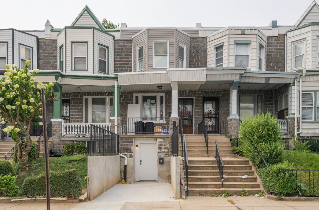 Primary Photo - 5550 Larchwood Ave