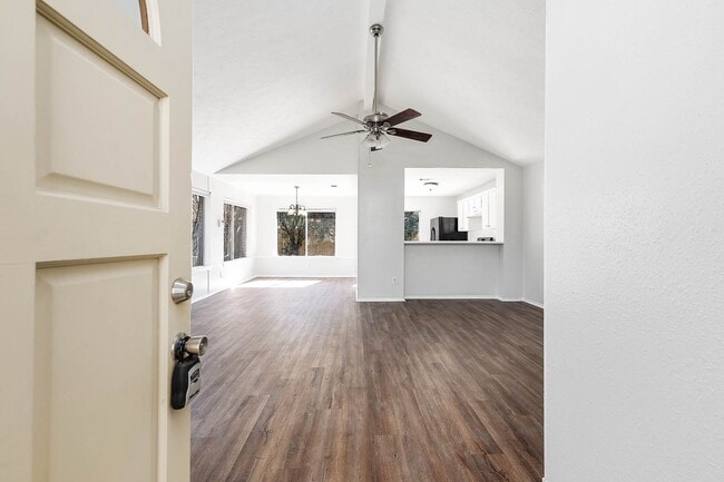 Foto del edificio - 3423 Nutwood Ln