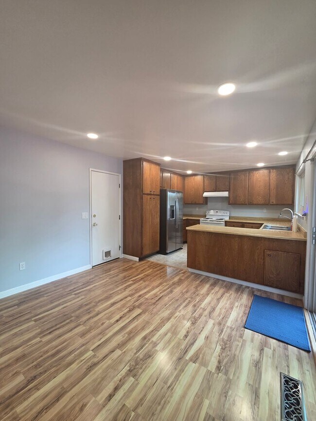 Building Photo - 3 Bedroom 2 Bathroom _ Move-in Specials Av...