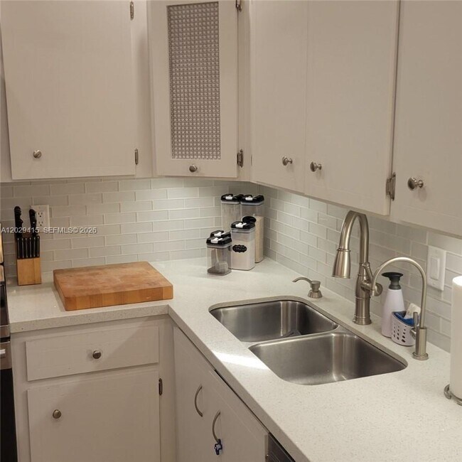 Foto del edificio - 2210 NE 56th Pl