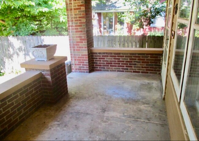 Foto del edificio - 79 N Layman Ave