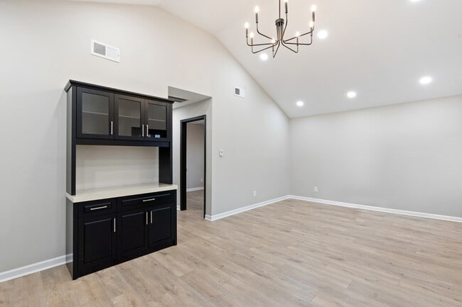 Building Photo - 804 Martin St